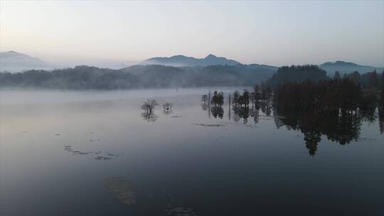 航拍湖面 雾气缭绕