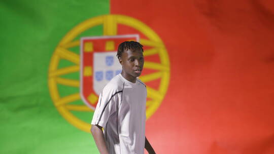 年轻足球运动员在葡萄牙国旗欢呼