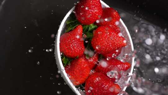 清洗新鲜成熟草莓
