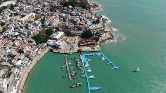 东山岛南门湾左耳电影海边渔船房屋建筑航拍视频素材模板下载