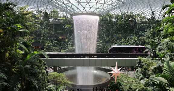 新加坡樟宜机场瀑布与网红小火车