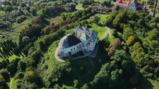空中拍摄村庄城堡