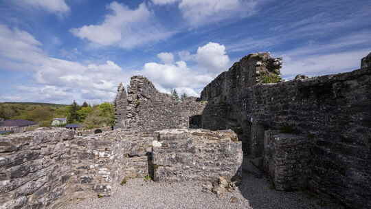 爱尔兰莱特林郡克里维利亚修道院中世纪废墟的全景运动时间流逝