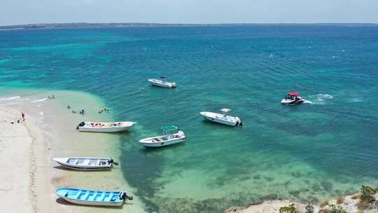 在多米尼加共和国卡布拉岛海岸停泊兰茶船。无人机拍摄