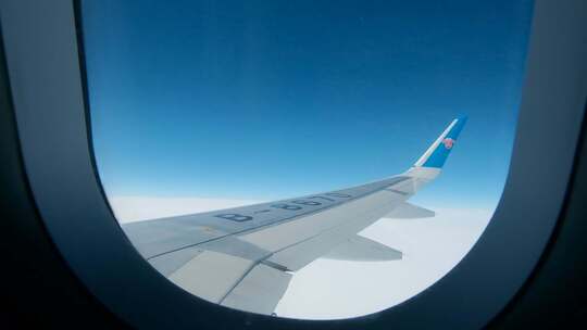 机窗外的蓝天白云