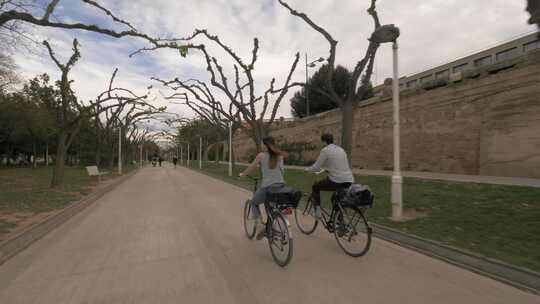男人和女人在自行车道上一起骑自行车