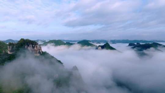 大自然雨季森林云雾缭绕瀑布溪流热带雨林