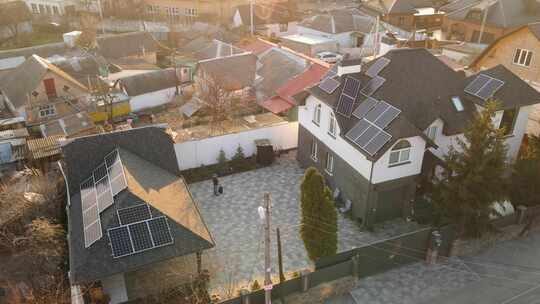航拍屋顶上的太阳能电池板
