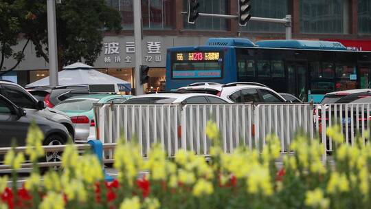 繁忙的城市街道