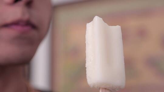 夏日冷饮吃冰棍雪糕视频素材模板下载