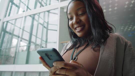黑人女孩在电梯玩手机视频素材模板下载