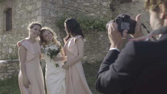 摄影师拍摄新娘和伴娘