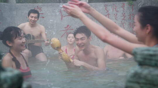 温泉中欢聚，共奏音乐时光