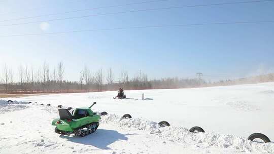 情侣骑雪地摩托车视频素材模板下载