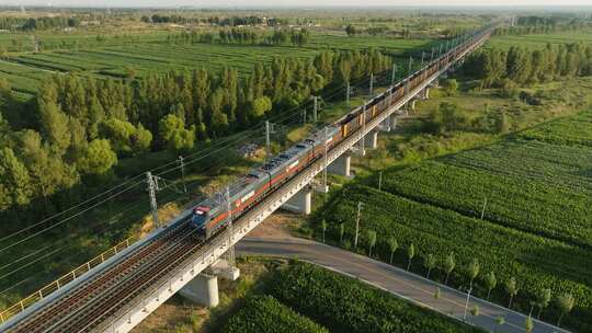 铁路运输线上的货运列车