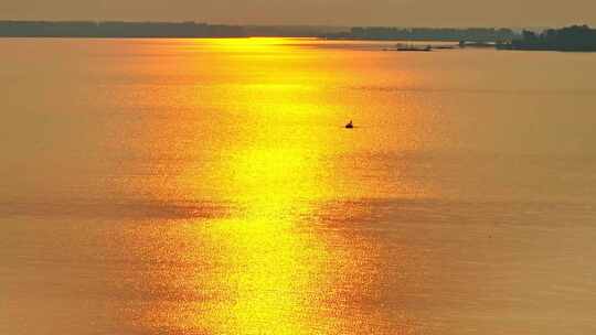 航拍暖色夕阳湖面 小船