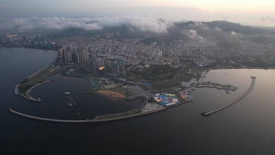 航拍傍晚时分的威海湾九里和里口山平流雾视频素材模板下载