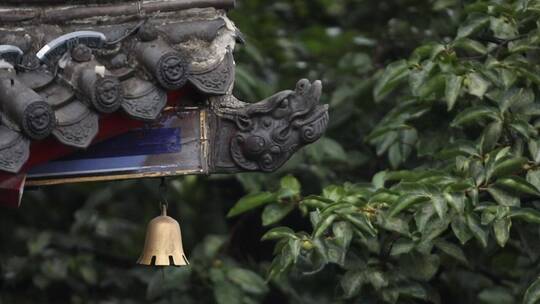 唯美古建筑屋檐下雨意境春季