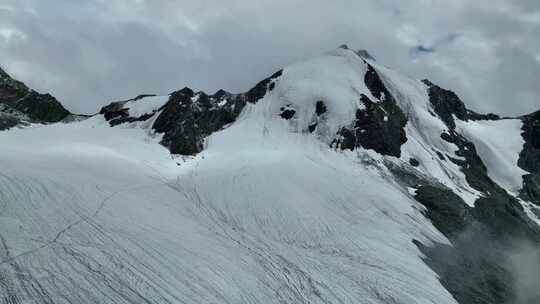 航拍四川甘孜贡嘎山卫峰乌库楚雪山风光