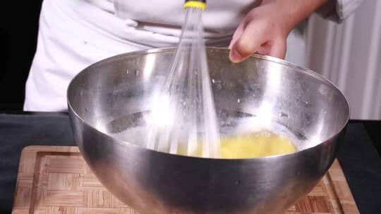 打蛋器发鸡蛋制作甜点视频素材模板下载