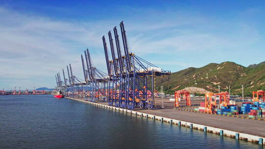 港口码头集装箱物流城市商业繁忙的港口视频素材模板下载