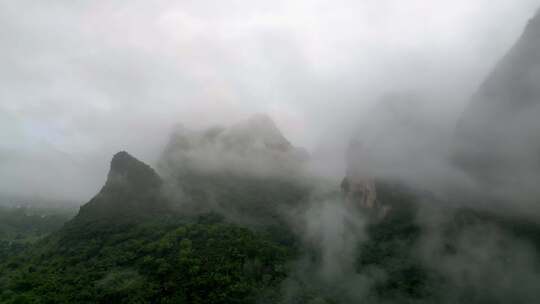 航拍雨后阳朔月亮山景区云雾缭绕