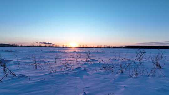 冬日雪原灿烂夕阳