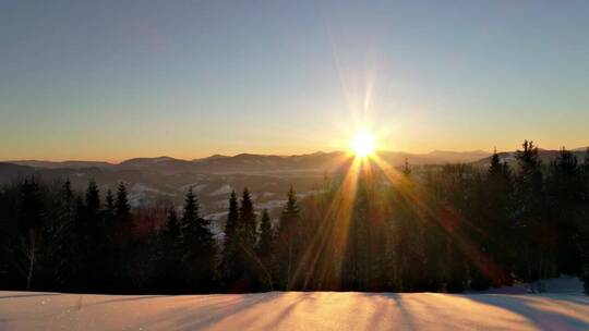 白雪皑皑的群山中_太阳升起了耀眼的光芒