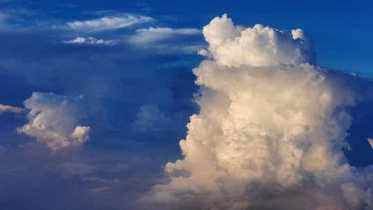 飞机舷窗看蓝天下的云朵变幻