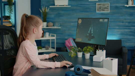 玩电子游戏的小女孩视频素材模板下载