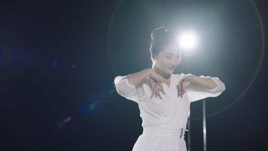 舞台灯光下的女人的优雅舞姿