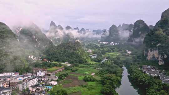 山间云雾缭绕的村庄自然风景