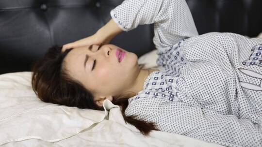 女人失眠入睡难焦虑独守空房感冒患病咳嗽视频素材模板下载