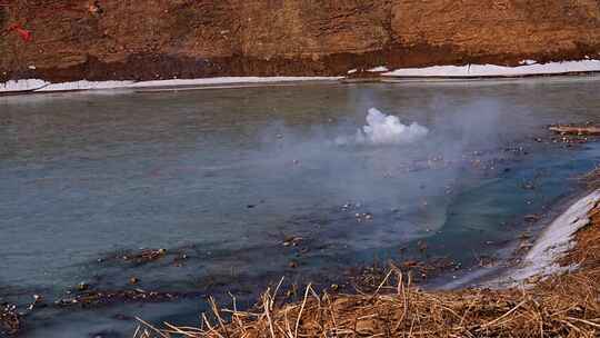 结冰湖面升起烟雾的自然景象