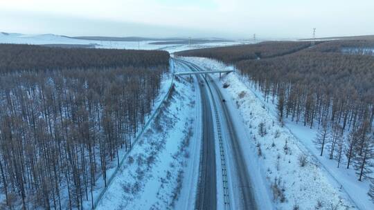 冬季高速公路冰雪路面上汽车行驶视频素材模板下载