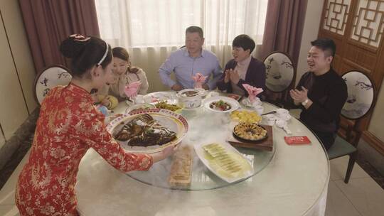 节日休息日饭店包间家人聚餐享受美食视频素材模板下载