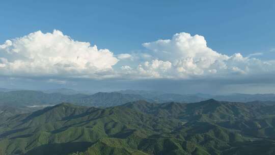 森林航拍山峰云朵山脉原始森林蓝天白云风景