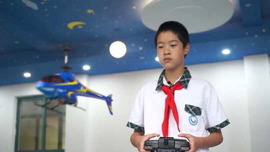 小学生操作无人机视频素材模板下载