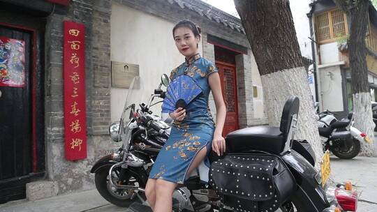 旗袍女孩穿越济南老四合院场景视频素材模板下载