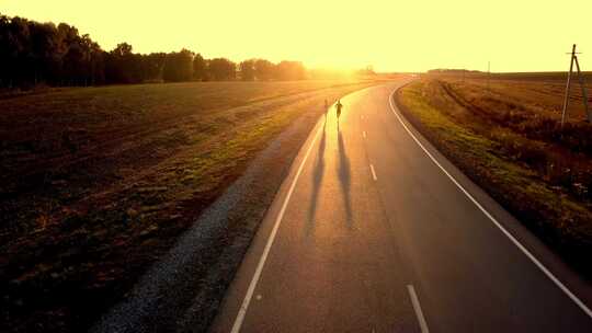 男人和女人在日落天线上奔跑