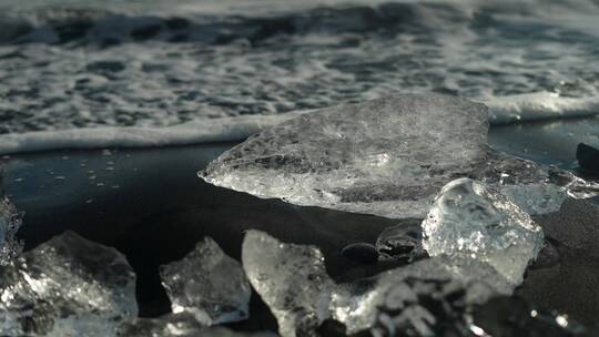 黑沙滩上的冰块 碎冰