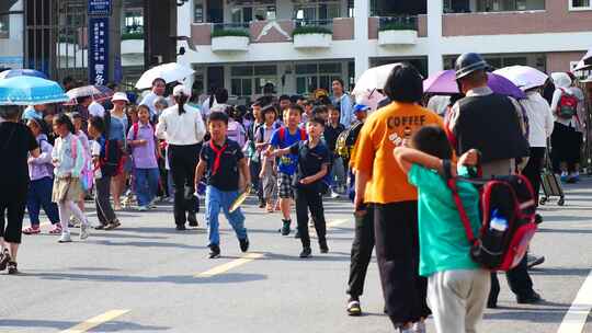 小学放学出门1