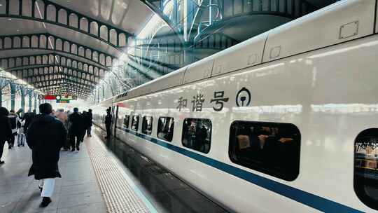 哈尔滨火车站旅客乘坐和谐号出行视频素材模板下载