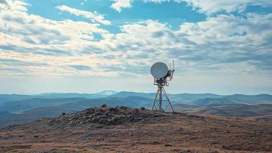 山顶卫星天线与自然风光