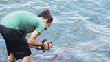 年轻人在亚马逊河拍摄河豚（巴西）高清在线视频素材下载