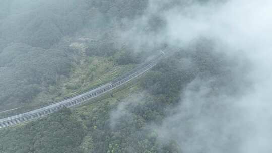 云雾下的高速公路俯拍森林公路云雾缭绕山区