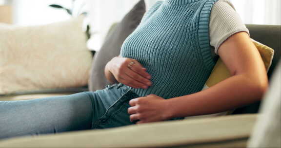 女人，胃和抽筋疼痛在家里月经期，消化或炎