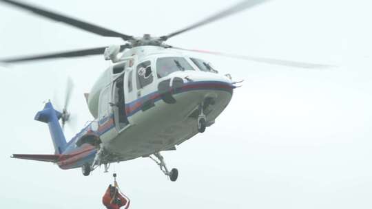 上海高东机场 直升机绳降救援视频素材模板下载