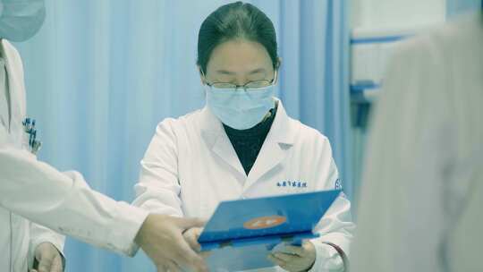 医生查房查看病人身体状况