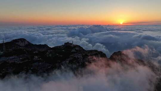 泰山之巅，云海奇观